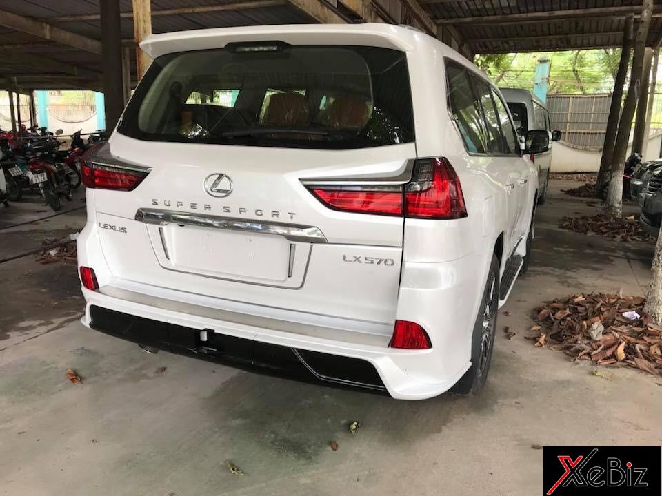 Lexus LX570 Super Sport 2018 có thiết kế thể thao và hầm hố hơn so với bản tiêu chuẩn