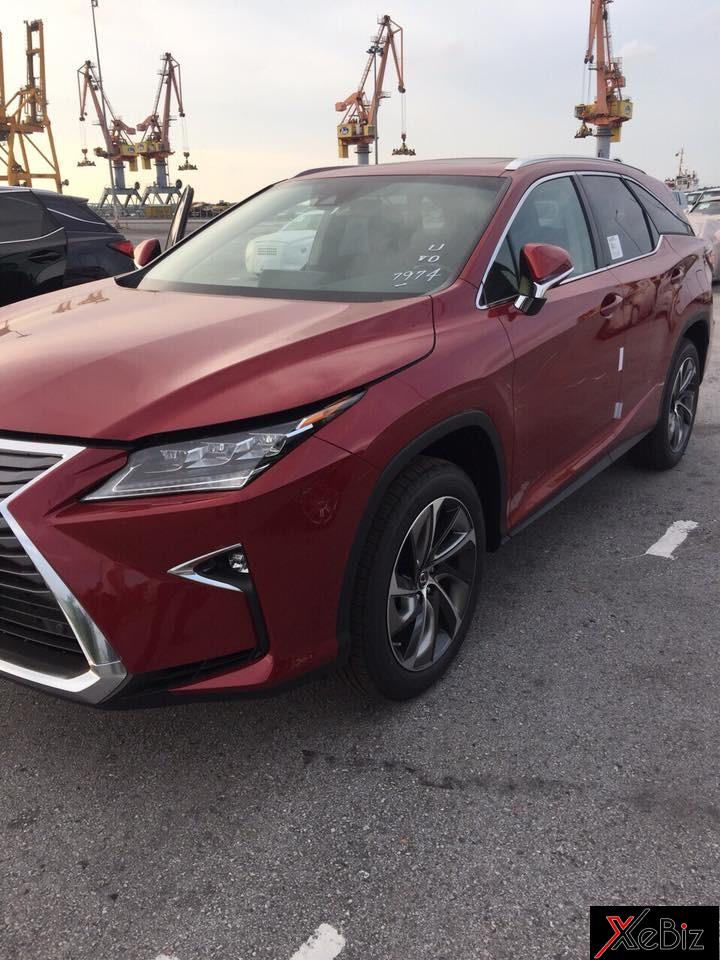 Ngoài khác biệt màu sơn,&nbsp;chiếc Lexus RX350L 2018 7 chỗ này còn có bộ mâm 5 chấu kép dạng hình xoắn kép và sơn 2 màu đối lập là xám và bạc