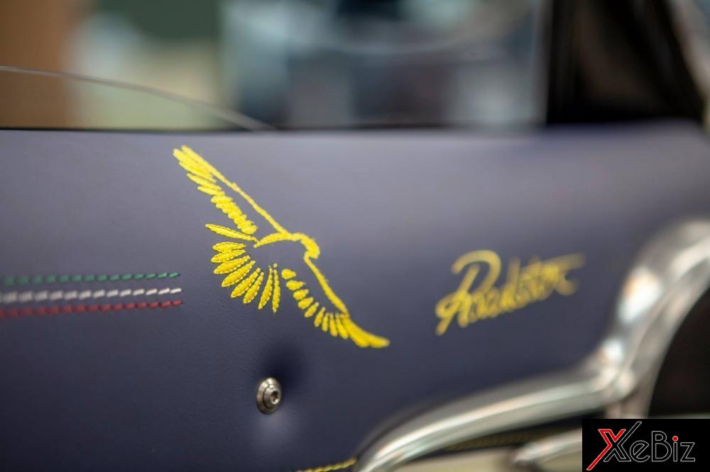 Hình ảnh loài chim Gyrfalcon màu vàng khâu bên thành cửa xe Pagani Huayra Roadster