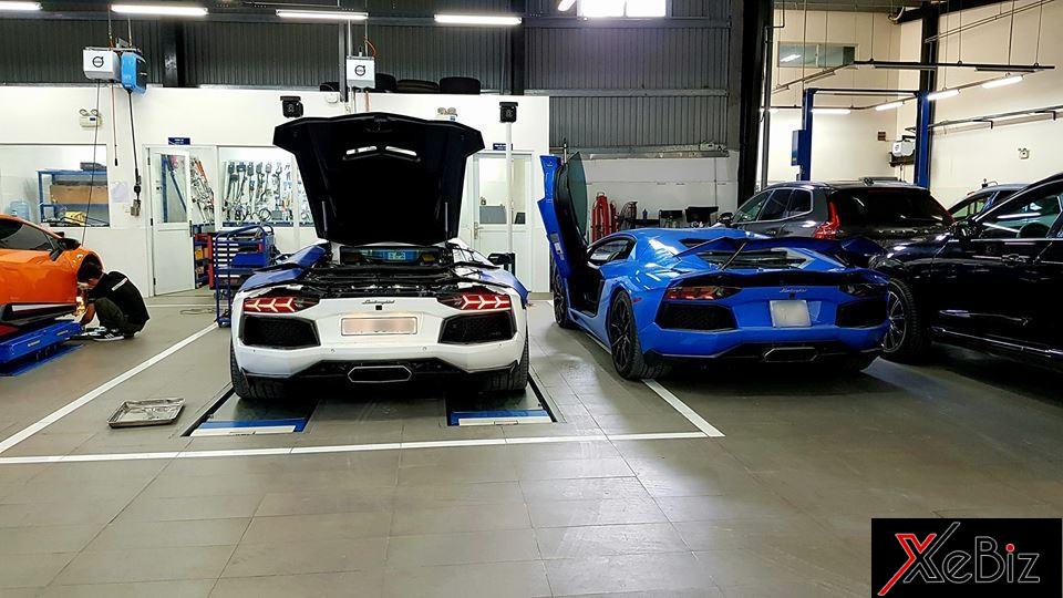 Cặp&nbsp;đôi&nbsp;Aventador LP700-4 Coupe khoe dáng cùng nhau. 2 siêu bò này được chủ nhân trang bị&nbsp;cánh lướt gió độ&nbsp;bằng sợi carbon khá hầm hố.