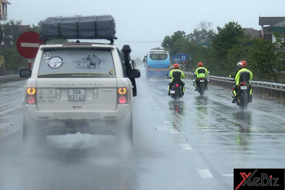 Đoàn siêu xe xuyên Việt của ông chủ cà phê Trung Nguyên di chuyển đến Ninh Bình dưới thời tiết mưa như trút nước.