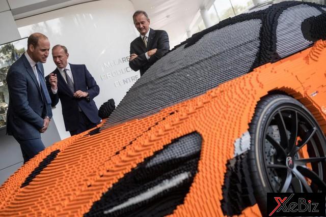 Hoàng tử William thể hiện sự thích thú với mô hình lego của McLaren 720S McLaren 720 lego được trưng bày tại trụ sở chính của hãng