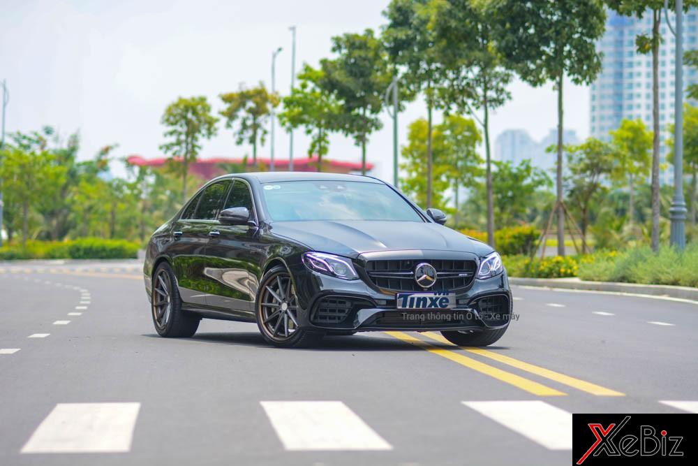 Chính vì thế, sau vài tháng sử dụng, chủ nhân một chiếc Mercedes-Benz E300 AMG sinh sống tại quận Thủ Đức đã tìm hiểu và độ lại chiếc sedan. Ngoại hình xe được nâng cấp lên phiên bản hiệu suất cao E63 S. Chính vì thế, sau vài tháng sử dụng, chủ nhân một chiếc Mercedes-Benz E300 AMG sinh sống tại quận Thủ Đức đã tìm hiểu và độ lại chiếc sedan. Ngoại hình xe được nâng cấp lên phiên bản hiệu suất cao E63 S.