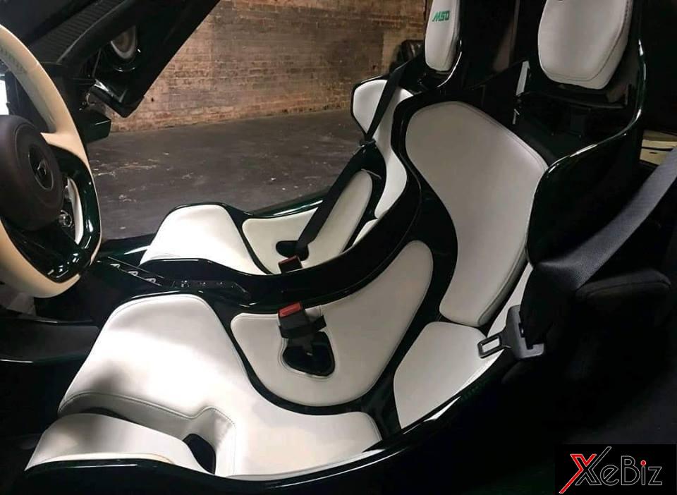 Nội thất siêu xe triệu đô của đại gia ngành chăn đệm có màu trắng cùng điểm nhấn là sợi carbon màu xanh.