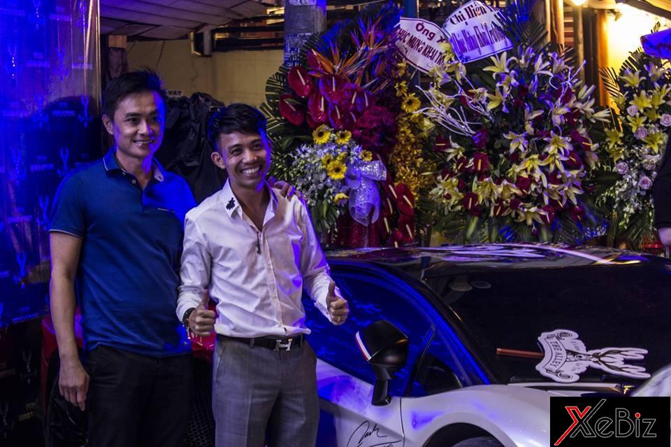 Minh Nhựa cùng người bạn thân là ông chủ công ty nhập khẩu siêu xe quận 5, Tp.HCM tại buổi khai trương quán trà sữa của vợ người này