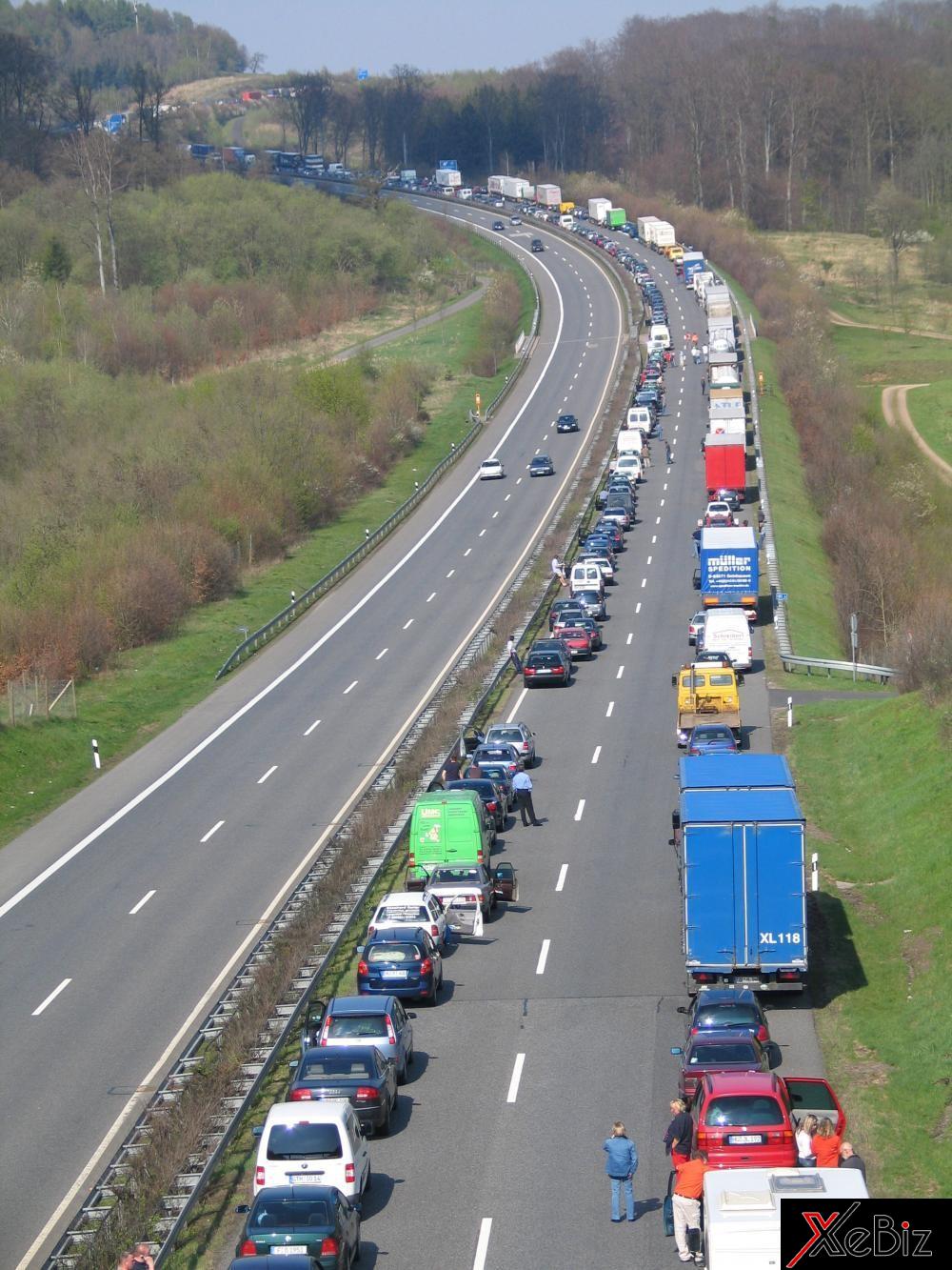 Một cảnh tượng nhường đường cho xe cứu hộ rất ấn tượng