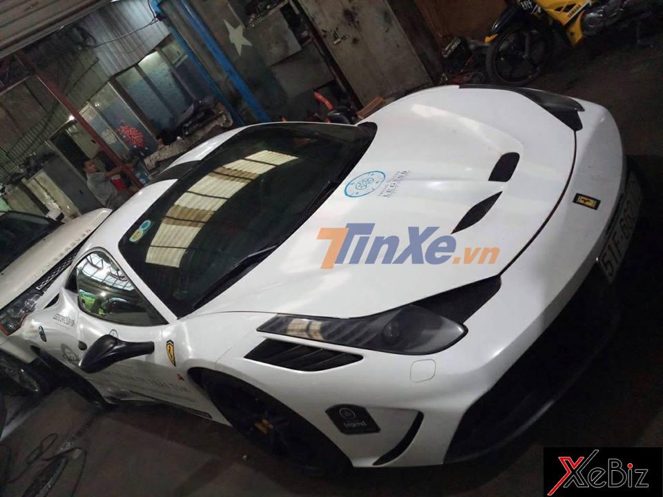 So với thời điểm lúc mới về nước, siêu xe Ferrari 458 Speciale độc nhất vô nhị tại Việt Nam đã được khoác áo màu trắng, đây cũng là bộ áo yêu thích của Chủ tịch Trung Nguyên