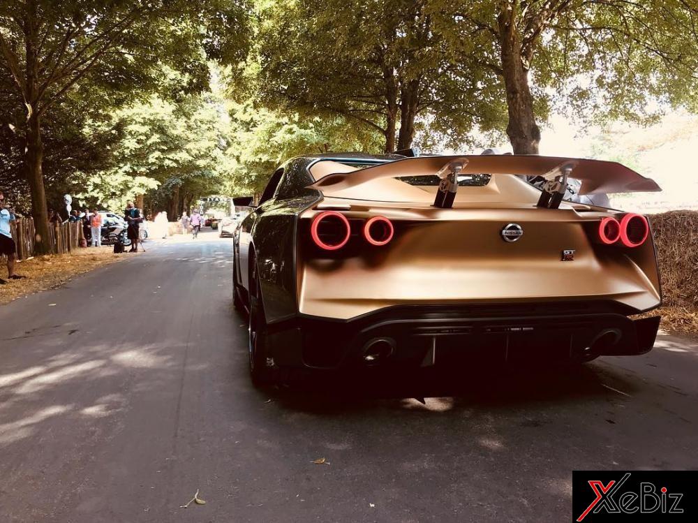 Phần đuôi xe màu vàng kim của Nissan GT-R50