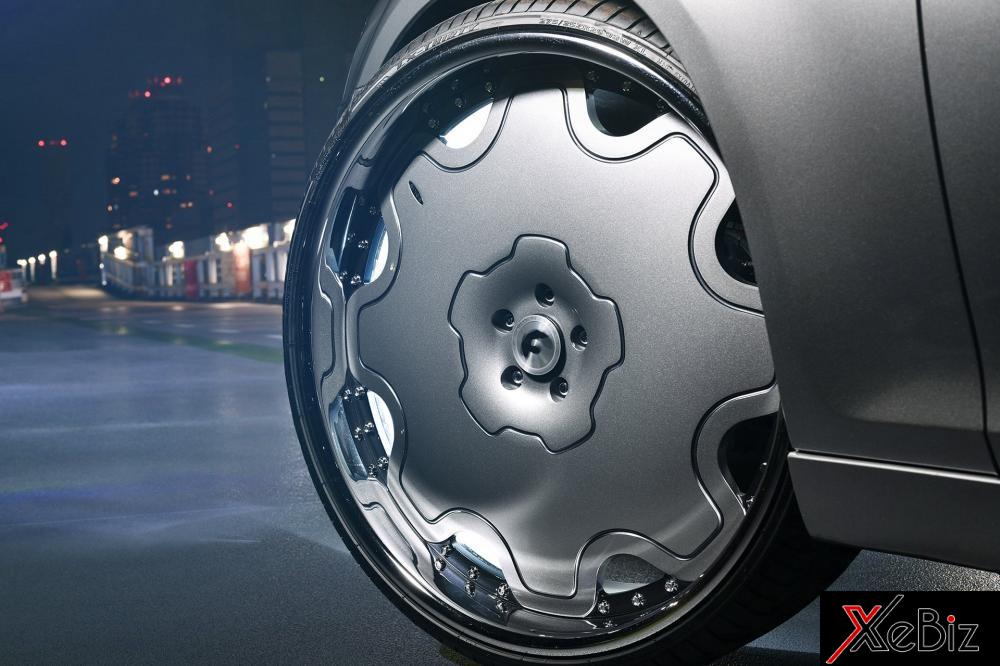 Nó nổi bật với bộ la-zăng Forgiato cỡ 26-inch