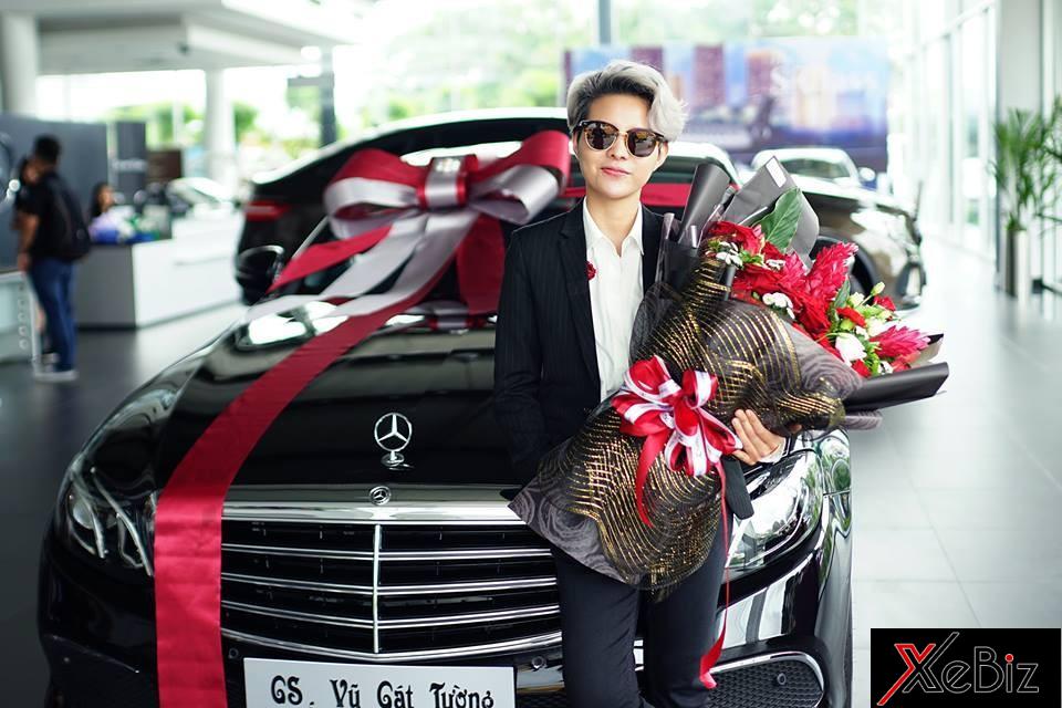 Nữ ca sĩ Cô gái đến từ hôm qua chia sẻ, Mercedes-Benz E200 là chiếc xe ô tô đầu tiên cô sở hữu