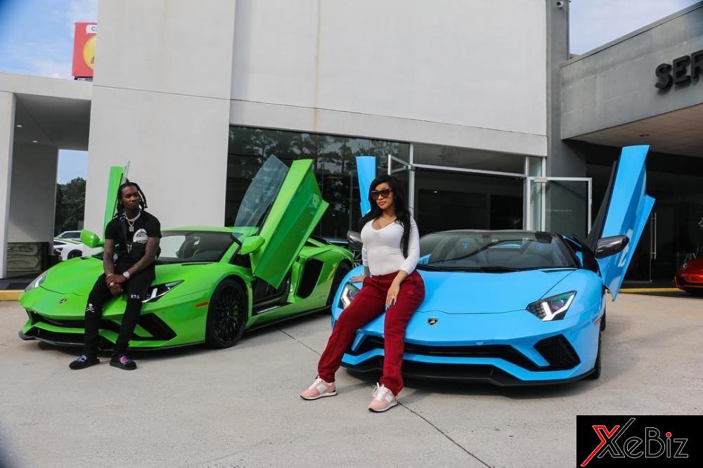 Cardi B cùng vị hôn phu là rapper Offset tạo dáng trên 2 siêu xe Lamborghini Aventador S có ngoại thất khá nóng bỏng