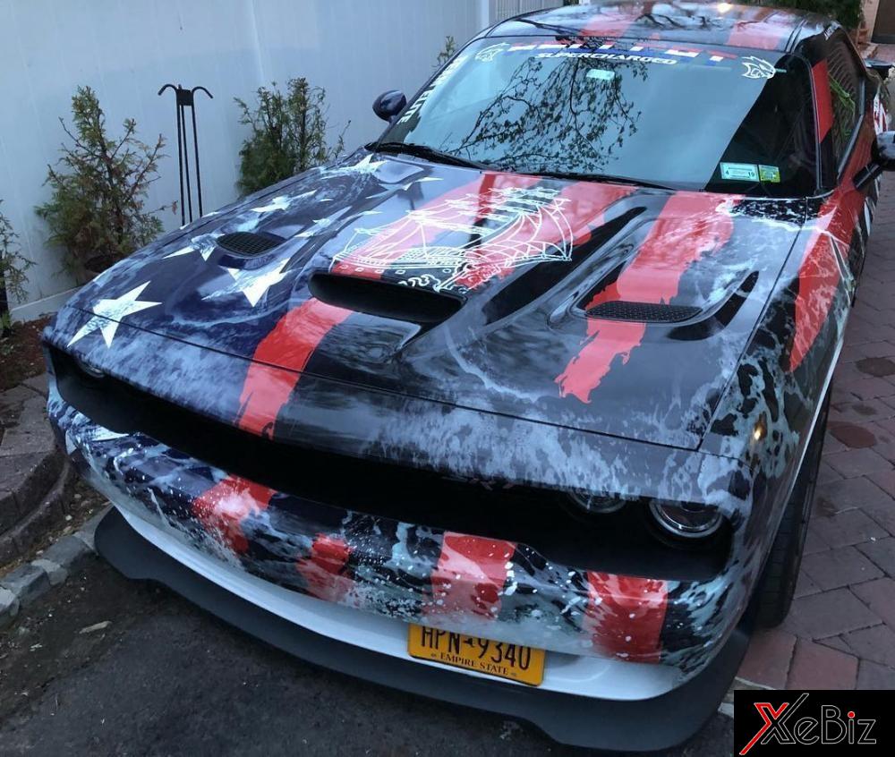 ông Đặng Lê Nguyên Vũ chỉ yêu thích bộ áo màu trắng hoặc màu bạc cho các siêu xe