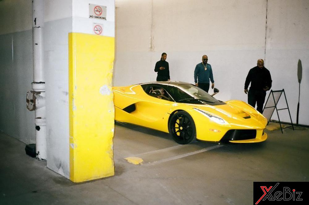 Nam rapper&nbsp;Drake cùng siêu xe Ferrari LaFerrari màu vàng luôn&nbsp;được&nbsp;đội vệ sĩ chăm sóc cẩn thận