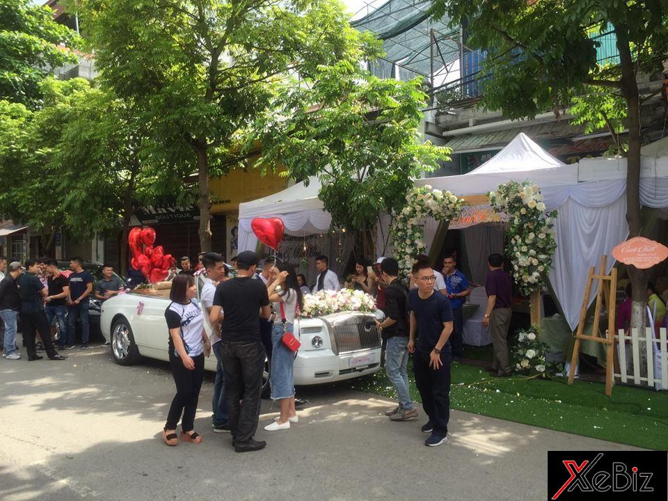 dẫn đầu đoàn là chiếc Rolls-Royce Phantom Drophead Coupe mui trần tuyệt đẹp làm xe hoa dẫn đầu đoàn là chiếc Rolls-Royce Phantom Drophead Coupe mui trần tuyệt đẹp làm xe hoa