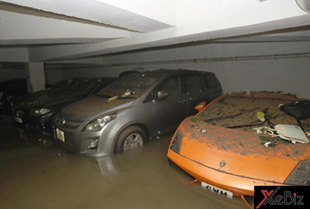 Chiếc Lamborghini Gallardo màu cam bị bắt gặp trong hầm đỗ xe ở khu dân cư Heng Fa Chuen với ngoại thất đầy rác và bùn đất sau bão Hato