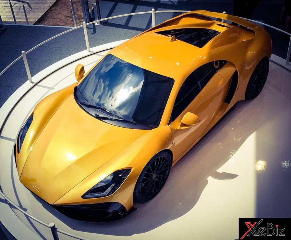 Noble M500 trưng bày có bộ áo vàng bắt mắt cùng các chi tiết bằng sợi carbon bóng và bộ mâm đa chấu sơn đen khá đẹp mắt.