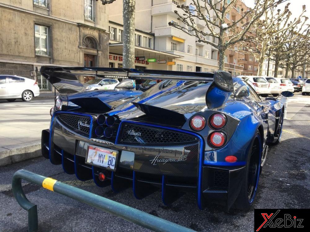 Pagani Huayra BC của Kris Singh khác biệt so với 19 chiếc còn lại được sản xuất nhờ bộ áo thửa riêng và ký hiệu Macchina Volante ở phía đuôi xe.