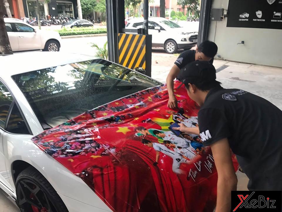 Hình ảnh thầy trò Park Hang-seo xuất hiện trên nắp capô siêu xe Lamborghini Aventador LP700-4 màu trắng để cổ vũ cho tinh thần Olympic Việt Nam