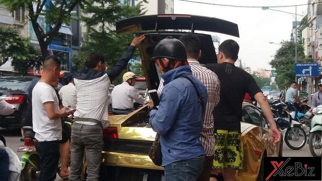 Nhiều người dân hỗ trợ người cầm lái siêu xe này dập tắt đám khói ở khoang động cơ