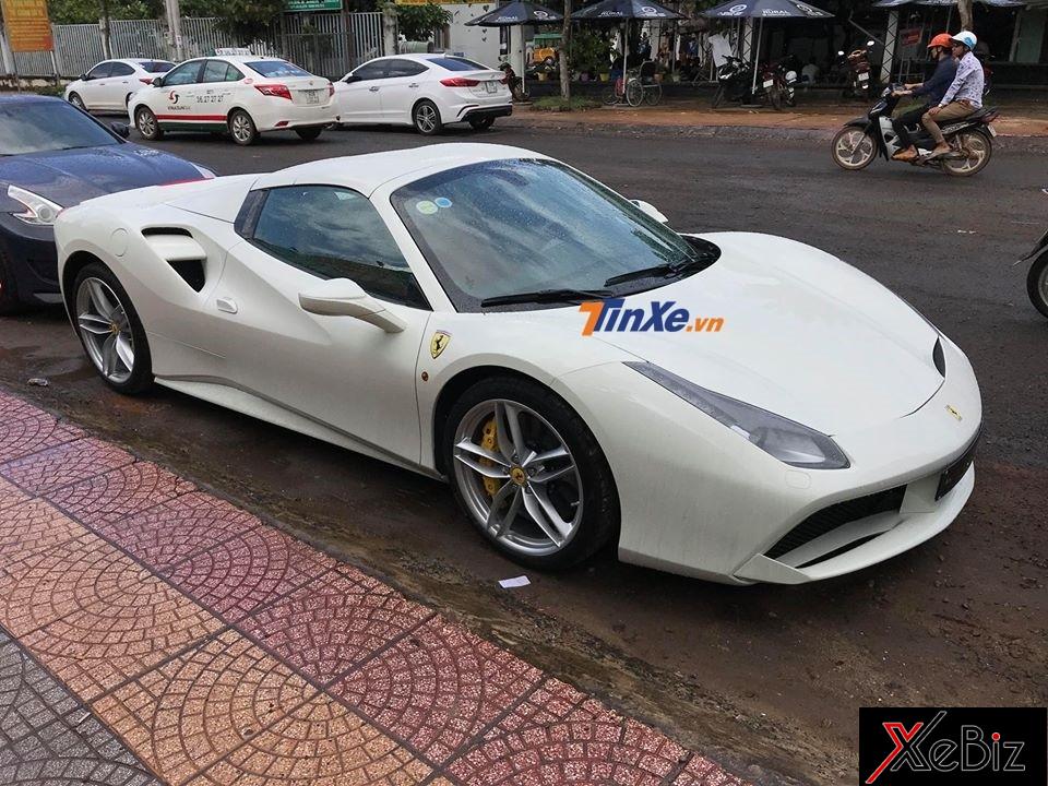 Siêu xe mui trần Ferrari 488 Spider màu trắng mới xuất hiện tại tỉnh Bình Phước là 1 trong 3 chiếc 488 mui trần có mặt tại Việt Nam