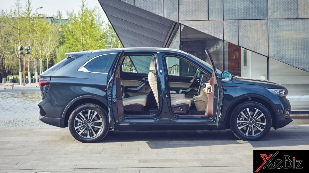 iS6 với thiết kế cửa tự sát rất ấn tượng