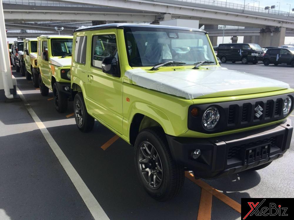 Những chiếc Suzuki Jimny 2019 xếp hàng chờ được chuyển đến đại lý