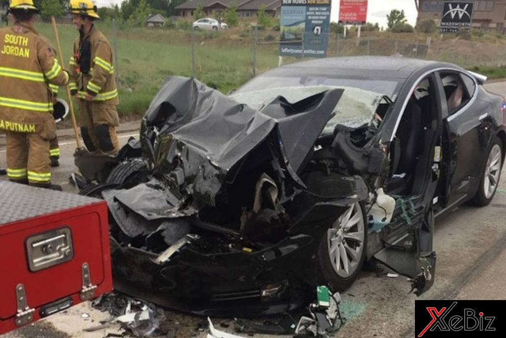 Hiện trường vụ tai nạn xe Tesla đâm vào đuôi xe cứu hỏa ở tốc độ 96 km/h tại Utah, Mỹ Hiện trường vụ tai nạn xe Tesla đâm vào đuôi xe cứu hỏa ở tốc độ 96 km/h tại Utah, Mỹ