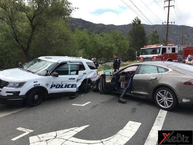 Hình ảnh vụ tai nạn xe Tesla Model S đâm vào xe cảnh sát ở Laguna Beach