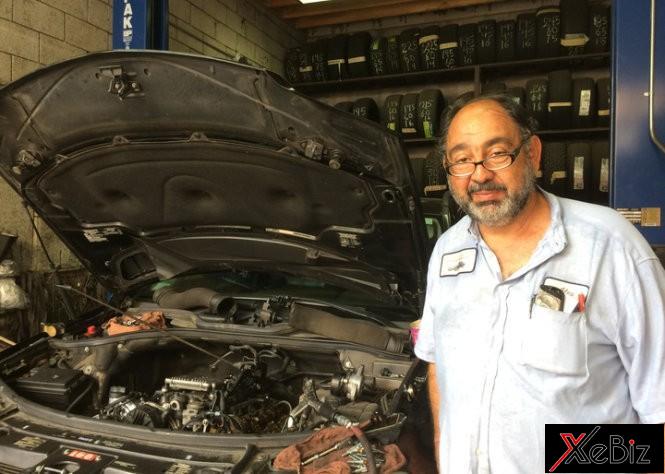 Ông Alex Baltaian chia sẻ về sự phát triển của xe điện tác động đến những thợ sửa xe truyền thống Sự phát triển của xe điện tác động đến những thợ sửa xe truyền thống