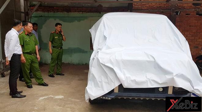 Khi lực lượng chức năng tìm thấy chiếc&nbsp;Mercedes-Benz G55 AMG thì xe&nbsp;đã&nbsp;được trùm bạt và không còn gắn biển số&nbsp;đỏ cũng như logo G55 và AMG theo xe