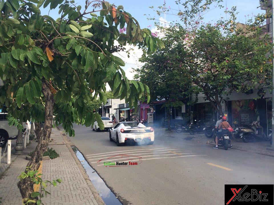 Làn khói trắng này không có dấu hiệu giảm nhiệt khi siêu xe Ferrari 458 Spider di chuyển trên đường phố Làn khói trắng này không có dấu hiệu giảm nhiệt khi siêu xe Ferrari 458 Spider di chuyển trên đường phố