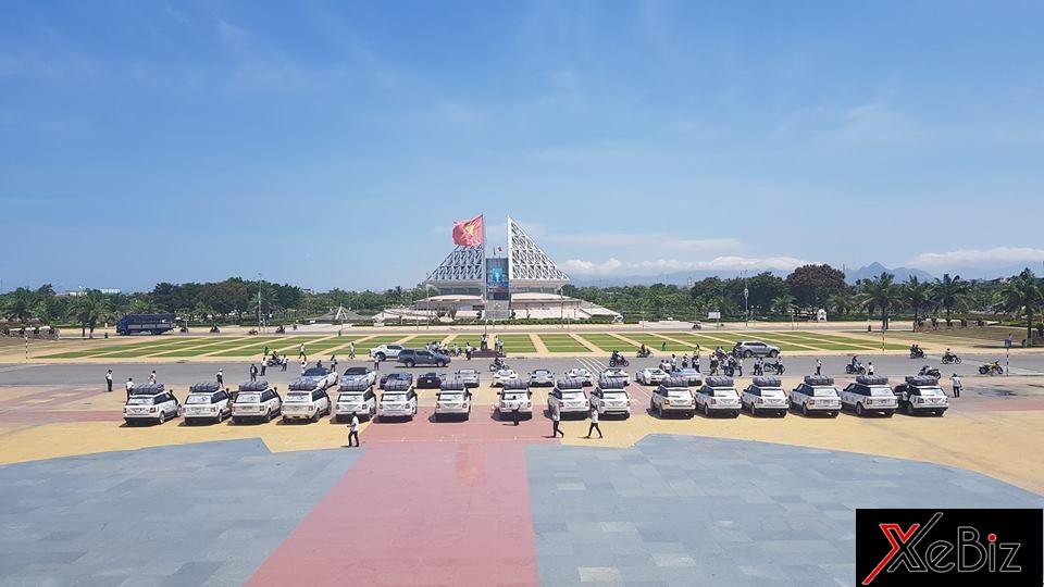 Đoàn xe tham dự hành trình xuyên Việt của Chủ tịch Trung Nguyên xếp hàng chụp ảnh tại Quảng trường 16/4 của thành phố Phan Rang, tỉnh Ninh Thuận