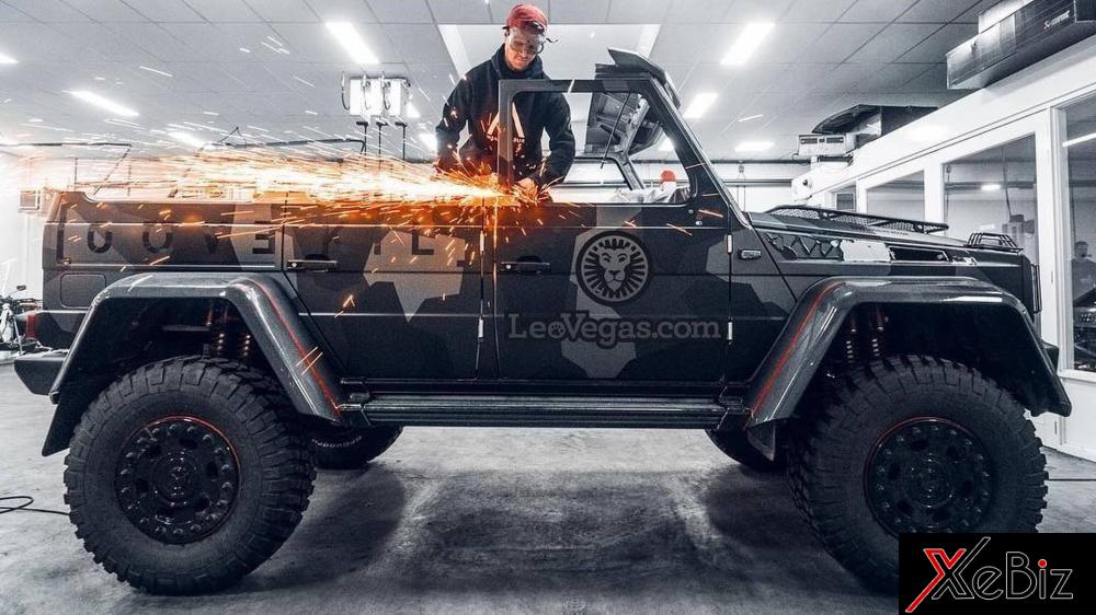 Chiếc Mercedes-Benz G500 4x4² trong quá trình bị cắt mui Chiếc Mercedes-Benz G500 4x4² trong quá trình bị cắt mui