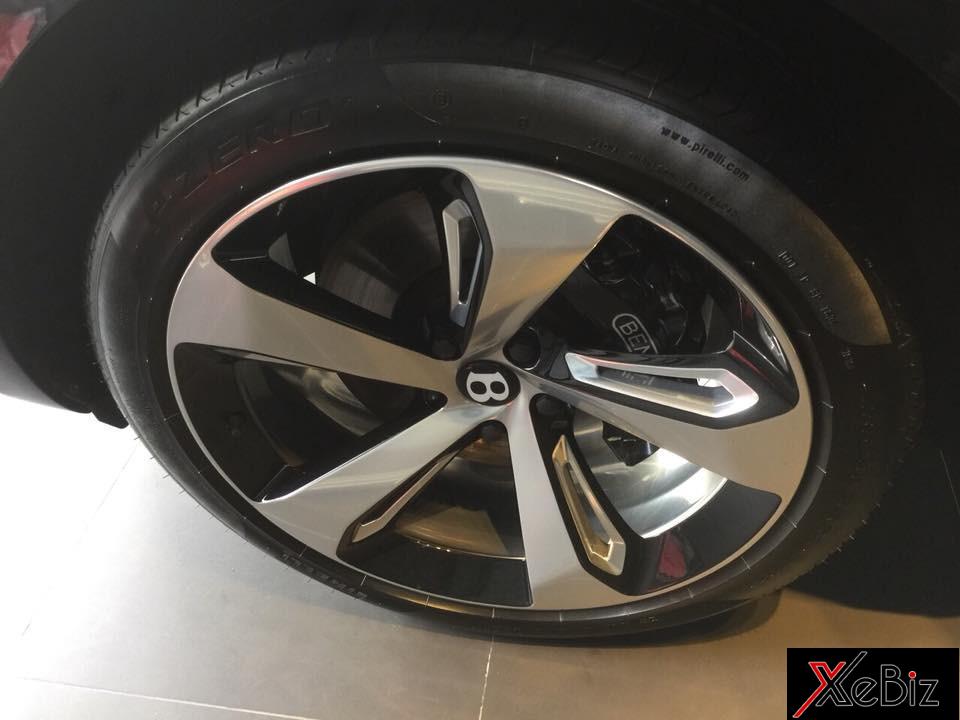Đây là bộ vành 22 inch của một chiếc Bentley Bentayga First Edition Đây là bộ vành 22 inch của một chiếc Bentley Bentayga First Edition