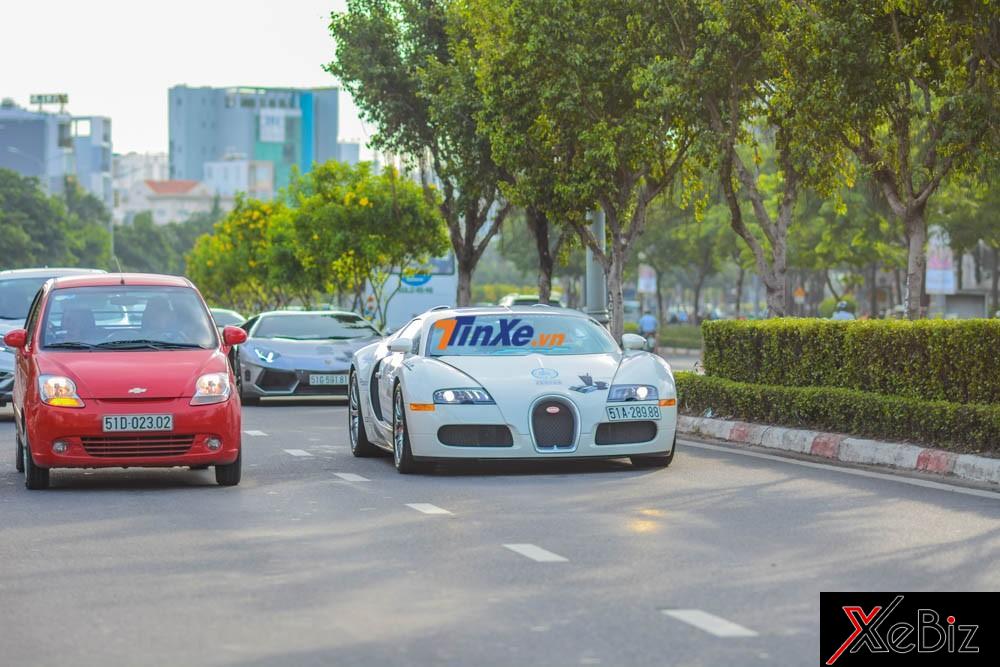 Dù có vận tốc tối đa hơn 400 km/h và thời gian tăng tốc từ 0-100 km/h chỉ trong vòng 2.5 giây, thế nhưng, Bugatti Veyron tại Việt Nam chỉ có thể di chuyển ngang hàng cùng một chiếc Chevrolet Spark Van có công suất động cơ thua gấp 20 lần