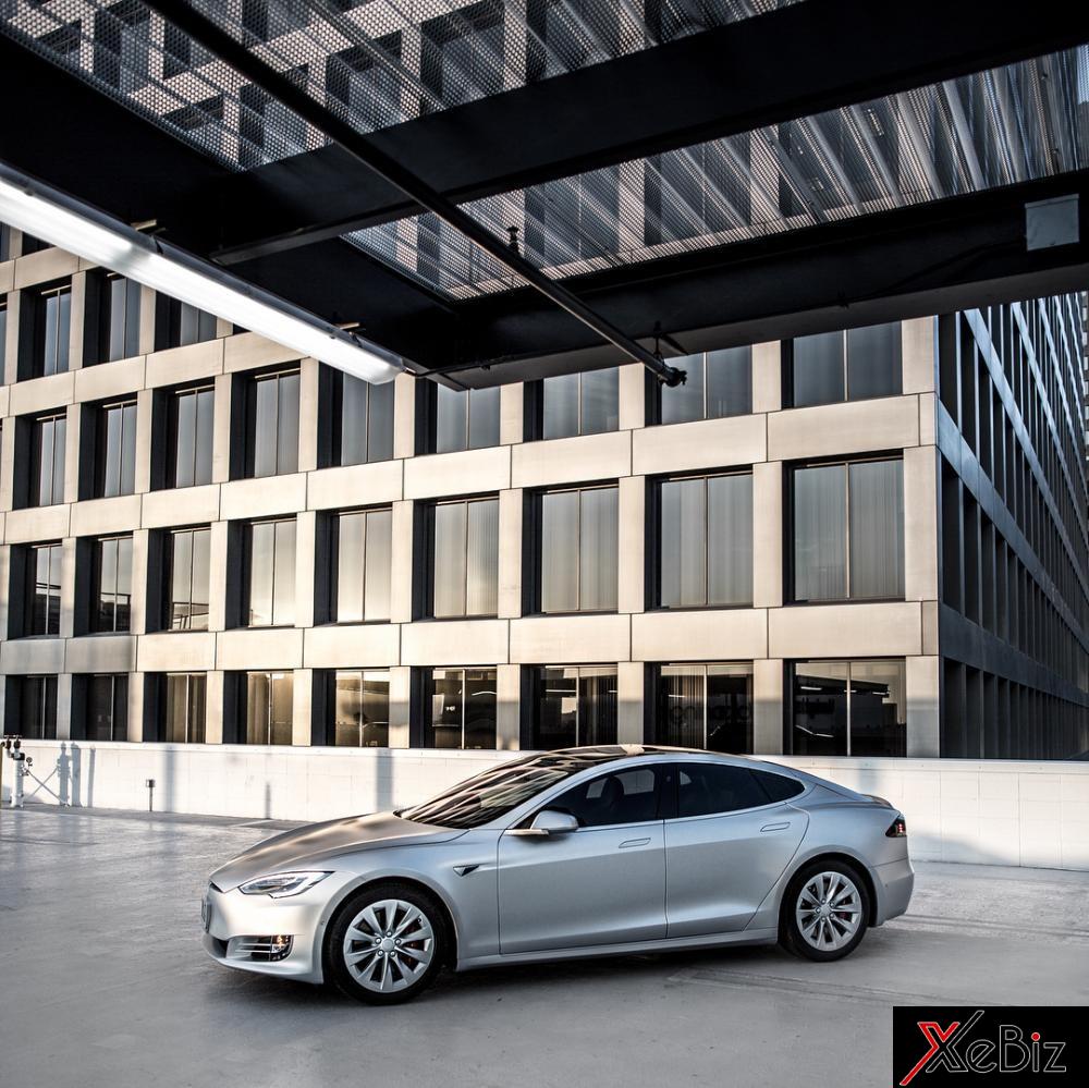 Chiếc Tesla Model S được sơn màu bạc nhám của vợ chồng cô Kim siêu vòng ba