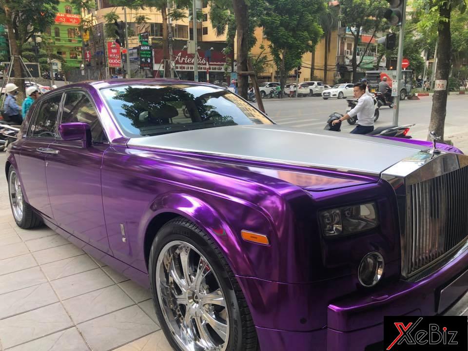 Điểm nhấn ngoại hình chiếc Rolls-Royce Phantom mới thay áo màu tím bóng là nắp capô màu bạc và bộ mâm khủng mạ crôm Điểm nhấn ngoại hình chiếc Rolls-Royce Phantom mới thay áo màu tím bóng là nắp capô màu bạc và bộ mâm khủng mạ crôm