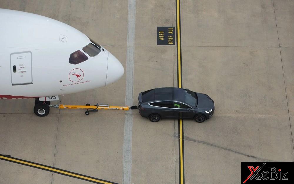 Chiếc Tesla Model X đã kéo máy bay Boeing 787-9 Dreamliner trên quãng đường 300 m