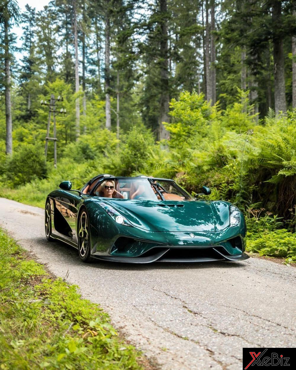 Koenigsegg One:1 với bộ áo xanh lục tuyệt đẹp. Siêu phẩm này chỉ có đúng 7 chiếc xuất xưởng và giá mỗi chiếc không dưới 3 triệu đô. Một số chiếc từng lập kỷ lục về mức giá bán đắt đỏ như 5,6 triệu đô hay cá biệt chiếc cuối cùng được bán 10 triệu đô.