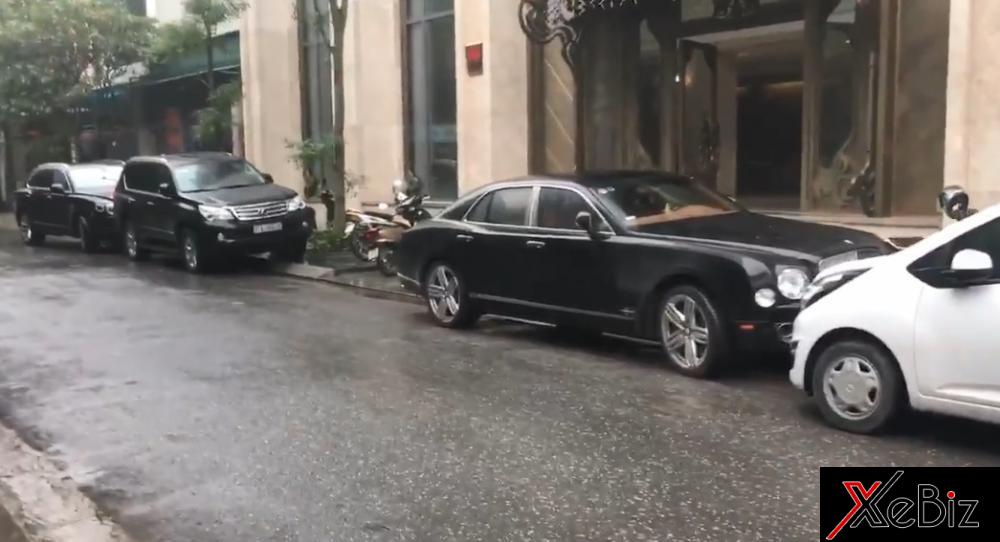 Choáng với đoạn video Bentley Bentayga cùng hàng chục chiếc SUV hạng sang và xe siêu sang dầm mưa tại Nghệ An