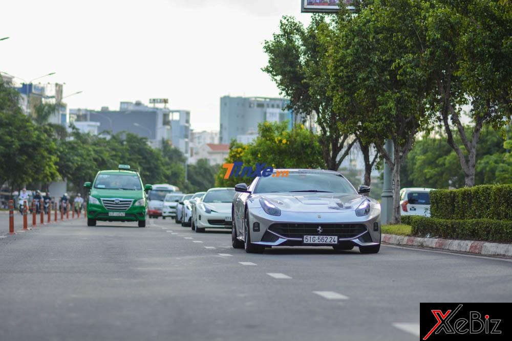 Tuyến đường chính dàn siêu xe diễu hành sáng nay là từ biệt thự quận 2 của Chủ tịch Trung Nguyên chạy ra hướng Xa lộ Hà Nội lên cầu Sài Gòn di chuyển thẳng về cầu Điện Biên Phủ. Tuyến đường chính dàn siêu xe diễu hành sáng nay là từ biệt thự quận 2 của Chủ tịch Trung Nguyên chạy ra hướng Xa lộ Hà Nội lên cầu Sài Gòn di chuyển thẳng về cầu Điện Biên Phủ.