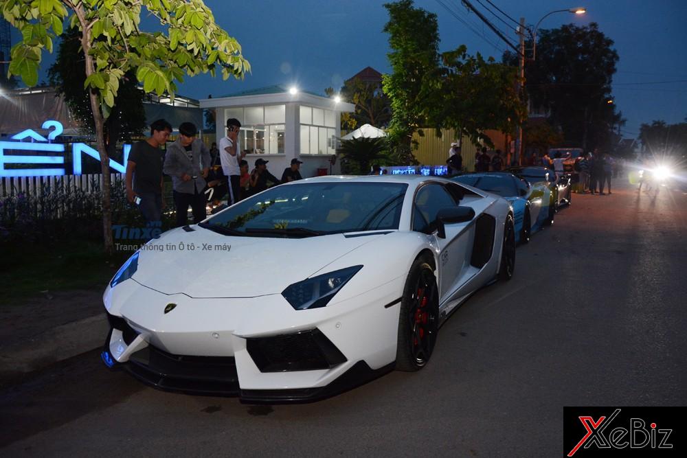 Khoảng 19h16 phút,&nbsp;đoàn siêu xe bắt&nbsp;đầu lên&nbsp;đường&nbsp;để&nbsp;đến&nbsp;địa&nbsp;điểm dừng chân&nbsp;đầu tiên là&nbsp;Đắk Lắk. Dự kiến đoàn sẽ có mặt tại đây&nbsp;vào khuya nay.