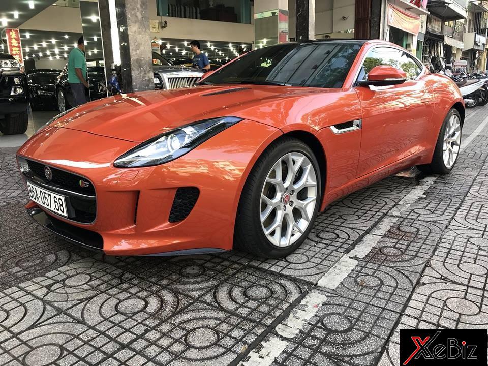 Vẻ đẹp Jaguar F-Type S màu cam độc nhất Việt Nam mang biển kiểm soát Bình Thuận trên đường phố Sài thành