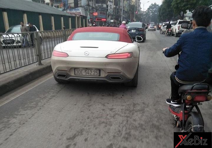 Siêu xe Mercedes-AMG GT Roadster độc nhất Việt Nam xuất hiện trên phố Hà thành