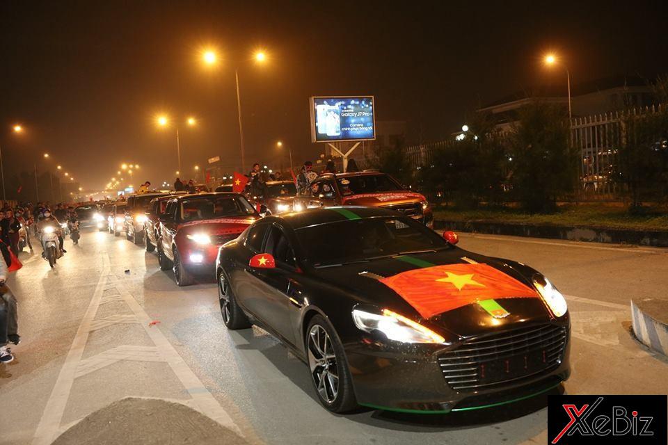 "Nữ hoàng" Aston Martin Rapide S độc nhất Nghệ An khác lạ trong buổi đón đoàn U23 Việt Nam