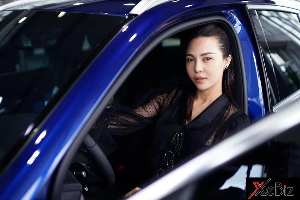 Chiếc Mercedes-Benz GLC 200 mà Á hậu Trà Giang mới tậu có ngoại thất sơn màu xanh Brilliant đẹp mắt. Chiếc Mercedes-Benz GLC 200 mà Á hậu Trà Giang mới tậu có ngoại thất sơn màu xanh Brilliant đẹp mắt.