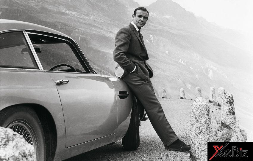 Tài tử Sean Connery đứng bên Aston Martin DB5