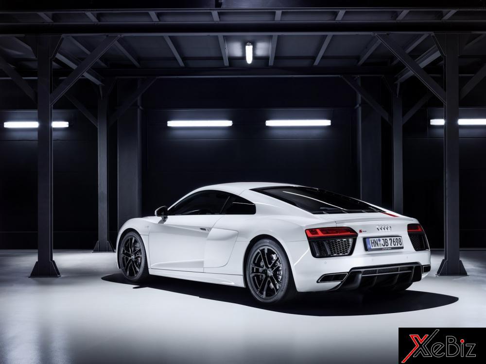 Tốc độ tối đa của Audi R8 V10 RWS là 320 km/h