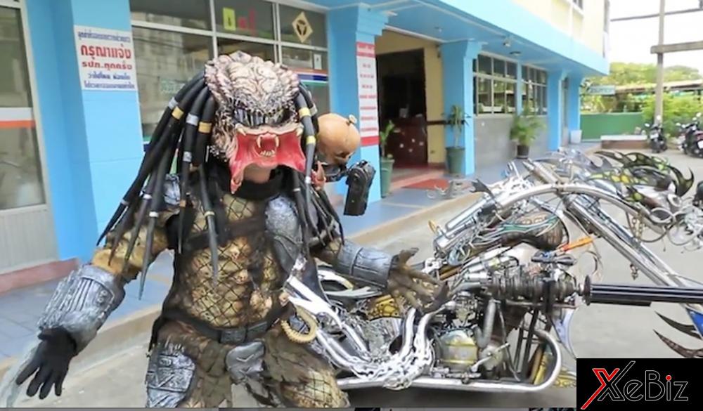 Anh Aor mặc đồ Predator đứng bên chiếc mô tô độ của mình Anh Aor mặc đồ Predator đứng bên chiếc mô tô độ của mình