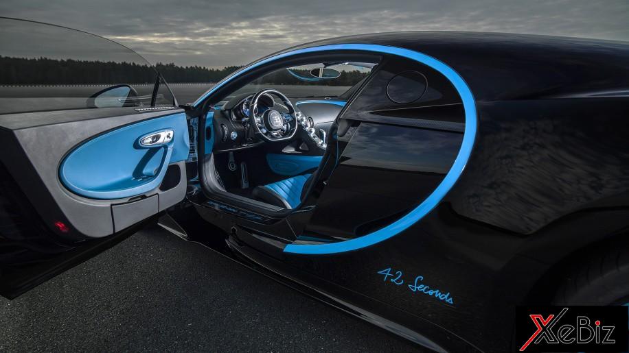 Montoya không trang bị thiết bị an toàn khi chinh phục tốc độ trên Bugatti Chiron Bugatti Chiron tạo cho người lái sự tập trung nhất định